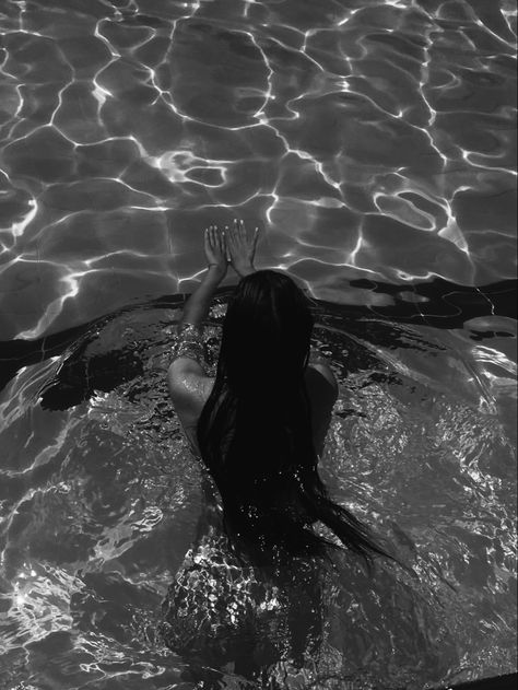 Black and white summer pictures idea in the pool Pool Selfie Ideas Instagram, Instagram Pose Ideas Black Women, Pose In Pool, Spa Photoshoot Ideas, Pool Photoshoot Ideas, Black And White Pool, Pool Shots, Hotel Pics, Y2k 2023