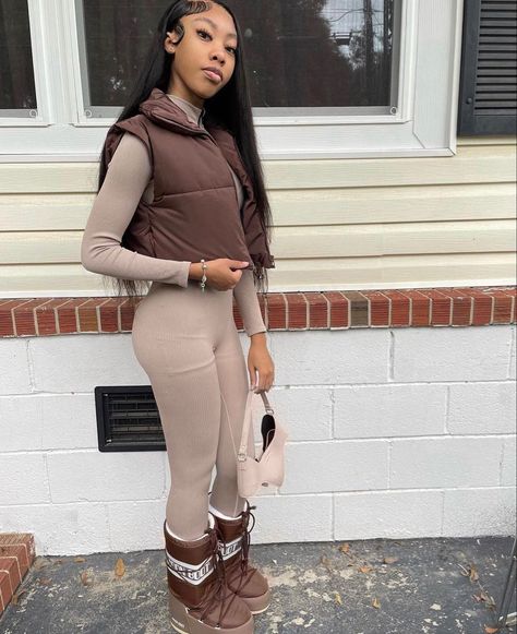 Winter Black Girls Outfit Ideas, Moon Boot Outfit, Winter Outfits Black Women, Winter Inspo Outfits, Fall Baddie, Skiing Trip, December Outfits, Cabin Trip, Cute Christmas Outfits