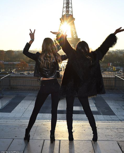 Josephine Skriver & Jasmine Tookes in Paris at the Eiffel Tower promoting the upcoming 2016 Victoria's Secret Fashion Show-November 29, 2016 Lily Donaldson, Jasmine Tookes, Josephine Skriver, Best Friend Photos, Bff Goals, Foto Poses, Bff Pictures, Victorias Secret Models, Victoria Secret Fashion