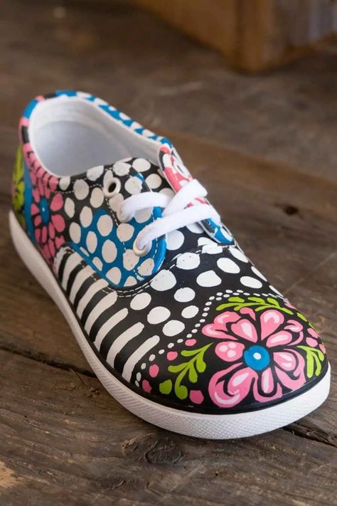 11 DIY & Simple Shoe Painting Diy Hey Dude Shoes, Painted Doc Martens Diy, Diy Disney Shoes, Paint Canvas Shoes, Painted Tennis Shoes, Shoe Art Designs, Paint Shoes, Painted Shoes Diy, Shoe Painting