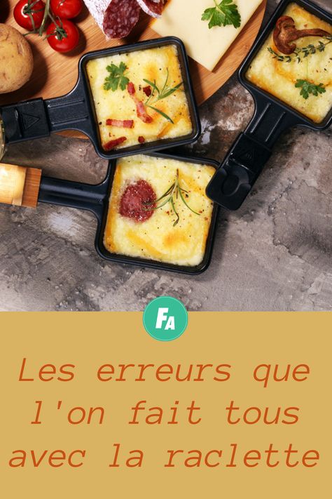 Fromage, charcuterie, pommes de terre... La raclette est un art qui doit être maîtrisé à la perfection pour régaler les papilles de toute la famille. Voici les erreurs à ne plus jamais faire, avant, pendant ou après une soirée raclette. Raclette Aesthetic, Table Raclette, Raclette Ideas, Raclette Originale, Raclette Recipes, Raclette Party, Raclette Cheese, Group Dinner, American Foods