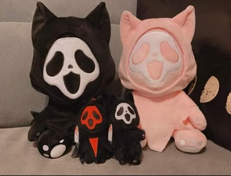 Ghostface Plush, Animals Sewing, Creepy Stuffed Animals, Scary Movie Characters, Sewing Stuffed Animals, Kawaii Plushies, Ghost Faces, Cute Stuffed Animals, Creepy Cute