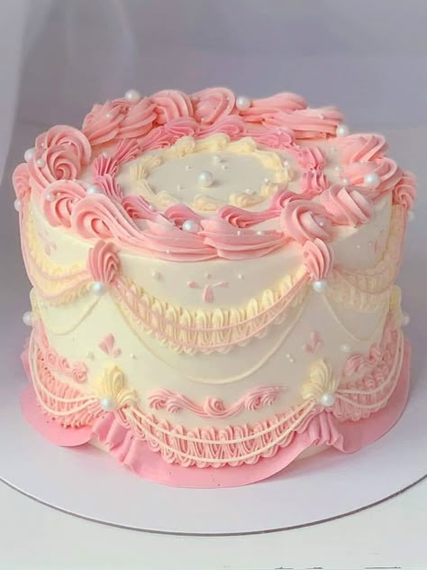 Pink Cakes Simple, Retro Bday Cake, Cake Vintage Aesthetic, Bday Cakes For Women Beautiful, Croquette Cake, Professional Cakes, Most Beautiful Cakes, Pink Fancy Cake, Grocery Store Cake