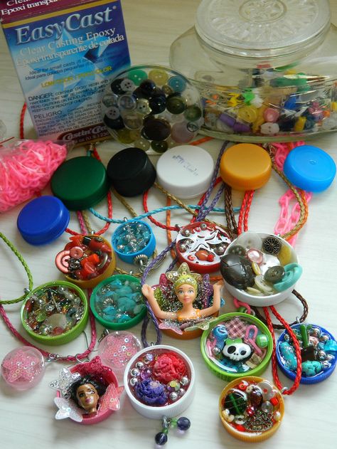 Shells Pictures, Recyclable Art, Plastic Bottle Cap Crafts, Fun Party Crafts, Plastic Bottle Tops, Recycle Bottle Caps, Recycled Stuff, Diy Recycled Projects, Plastic Bottle Caps