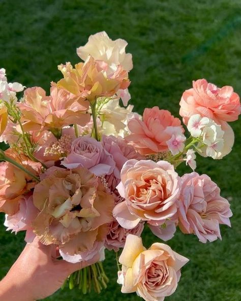 Lisianthus Bouquet, Pink Lisianthus, Bouquet Styles, Butterfly Ranunculus, Aesthetic Shots, Ranunculus Bouquet, Rice Flower, Beautiful Bouquets, Ranunculus