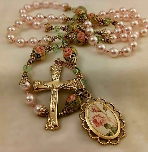 Rosary Aesthetic, Rosary Ideas, Christ Necklace, Sacred Space Altar, Church Aesthetic, Catholic Decor, Rosary Beads Catholic, Mushroom Jewelry, Holy Rosary