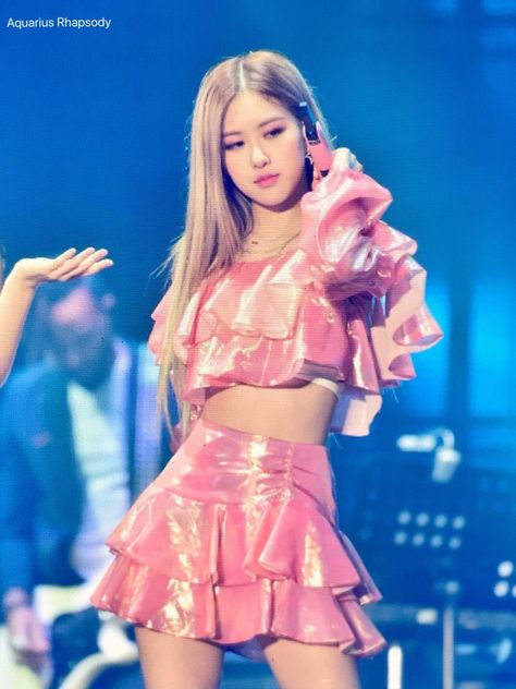 Blackpink Outfits, Look Rose, Hyun A, 1 Rose, Lisa Rosé, Stunning Outfits, Rosé Blackpink, Girl Crushes, 인물 사진