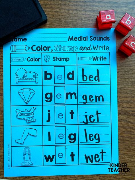 Here are five hands-on activities you can use to teach students how to segment, blend, and read CVC words in the classroom. Kindergarten Summer Activities, Read Cvc Words, Kindergarten First Week, Summer Kindergarten, Kindergarten Special Education, Kindergarten Phonics, Literacy Centers Kindergarten, Organization And Management, Phonics Kindergarten