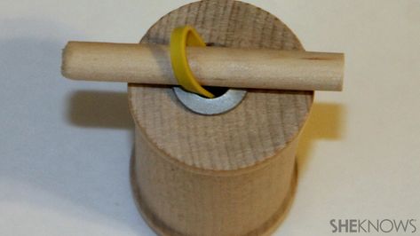 Thread a dowel through the loop of the rubber band Diy Wind Up Toy, Spinning Tops Design, Rubber Band Toy, Rubber Band Car, Library Makerspace, Diy Carnival Games, Odyssey Of The Mind, New Year's Eve Activities, Diy Carnival