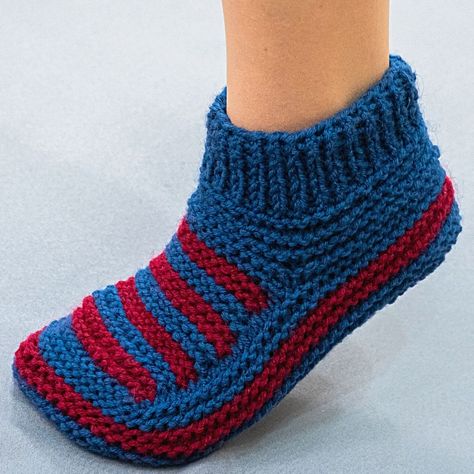 Miarti - Crochet y Tejidos - ¡Muy fácil y sencillo! - Tejer unas pantuflas de punto sin costura en la planta del píe Pantuflas Tejidas, Crochet Socks Pattern, Knitting Machine Projects, Crochet Socks, Knitted Slippers, Sock Patterns, Knitting Charts, Watch Videos, Machine Knitting