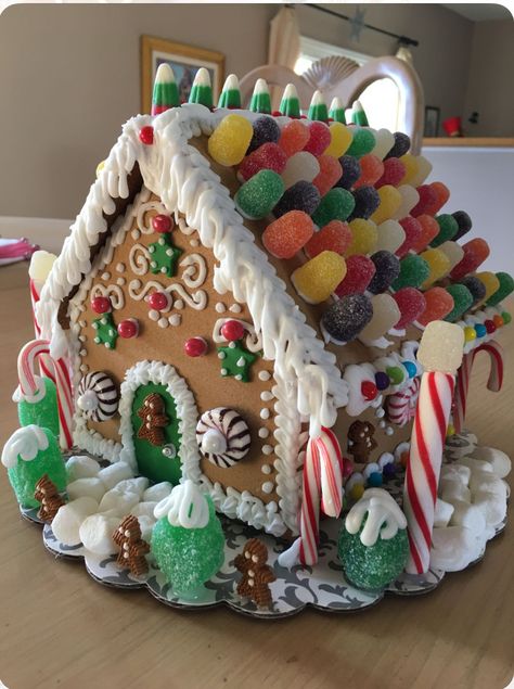 Genderbread House Ideas, Ginger Bread Houses Ideas Creative, Ginger Bread House Ideas Creative, Ginger Bread House Ideas Decorations, Gingerbread Cathedral, Gingerbread House Ideas Easy, Gingerbread House Decorating Ideas, Creative Gingerbread House Ideas, Candy Gingerbread House