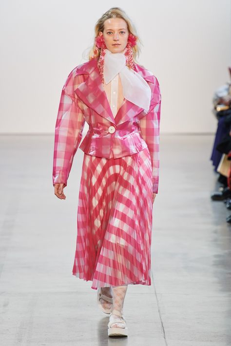 Claudia Li Fall 2020 Ready-to-Wear Fashion Show - Vogue Claudia Li, Quirky Fashion, Fashion Baby, Fashion Week Street Style, Runway Models, Fashion Show Collection, Vogue Paris, New York Fashion, Minimalist Fashion