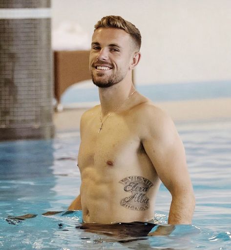 Aaron Taylor Johnson Shirtless, Jordan Henderson, Peach Tart, Liverpool Players, James Rodriguez, Sports Figures, Liverpool Football Club, Football Boys, Boy Poses