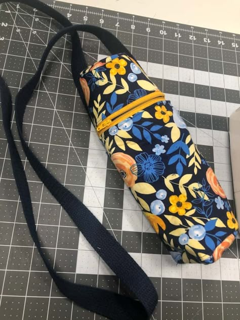 finished water bottle holder Cross Body Water Bottle Holder, Insulated Water Bottle Holder Pattern, Water Bottle Carrier Diy Free Pattern, Diy Water Bottle Cover, Bottle Bag Diy, Diy Water Bottle Holder, Sewing Times, Lego Bag, Mini Zipper Pouch