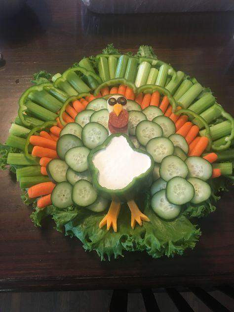 Turkey Veggie Tray With Dip, Thanksgiving Veggie Platter, Thanksgiving Vegetable Tray, Turkey Vegetable Tray, Thanksgiving Veggie Tray, Easy Thanksgiving Appetizers, Turkey Veggie Tray, Thanksgiving Veggies, Thanksgiving Food Crafts