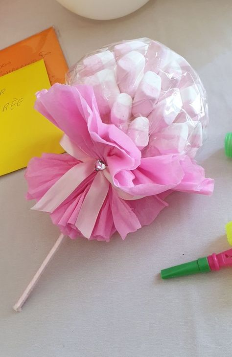 Marshmallow Bouquet Diy, Marshmallow Bouquet, Paper Rose Craft, Marshmallow Flowers, Candy Gifts Diy, Dollar Tree Gifts, Rose Crafts, Flower Bouquet Diy, Flower Box Gift