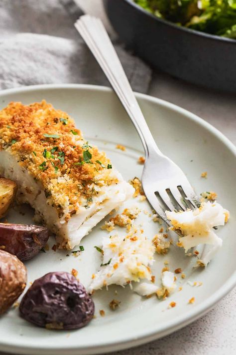 These panko crusted air fryer halibut fillets are like the best adult fish sticks! With a garlic mayo topping that's coated in crunchy panko, it's a 5 ingredient and 15 minute meal your whole family will love. Gluten free and dairy free friendly as well. Panko Crusted Cod, Almond Crusted Salmon, Breaded Cod, Baked Cod Recipes, Air Fryer Fish, Crusted Salmon, Cod Recipes, Dairy Free Diet, Fish Fish