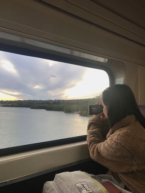 Train Girl Aesthetic, Train Instagram Pictures, Erika Core Aesthetic, Train Pose Ideas, Train Photo Ideas Instagram, Amtrak Aesthetic, Train Pics Photo Ideas, Annesha Core, Photo In Train