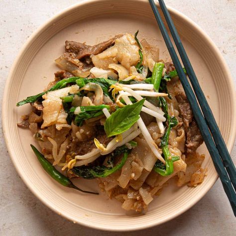 Beef Drunken Noodles, Drunken Noodles Thai, Thai Drunken Noodles, Thai Stir Fry, Thai Beef, Beef Round, Thai Food Recipes, Drunken Noodles, Vegan Fish