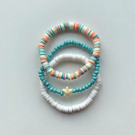 Beachy Bracelet Ideas Clay Beads, Basic Clay Bead Bracelet, Bracelet Ideas Summer Clay Beads, Beach Clay Bracelet Ideas, Beach Aesthetic Clay Bead Bracelets, Coastal Clay Bead Bracelet, White Clay Bracelets, Summer Bracelet Stack Ideas, Jewellery To Make