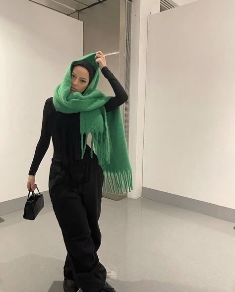 Coach Scarf Outfit, Green Scarf Outfit, Black Cargos, Wanna Recreate, Trip Outfit, Hijabi Fits, Modesty Outfits, Mode Zara, Mode Turban