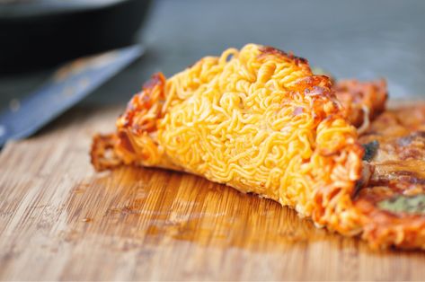 9 Instant Noodle Recipes To Become The Next MAMA Masterchef At Home Ramen Pizza, Mama Noodles, Instant Porridge, Pizza Shapes, Boiled Vegetables, Vegetarian Main Dishes, Crust Pizza, Ramen Noodle, Instant Noodle