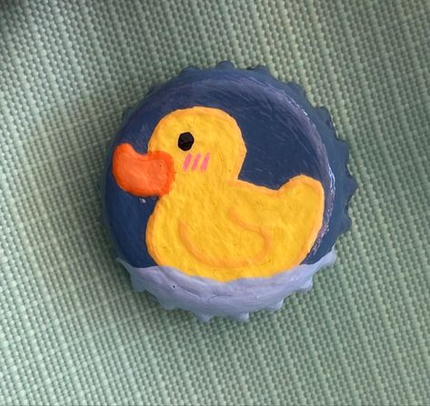 Soda Cap Pins, Things To Do With Bottle Caps, Painting Bottle Caps, Bottle Cap Painting Ideas, Corcholatas Ideas, Bottons Ideas, Bottle Cap Painting, Painted Bottle Caps, Duck Pins