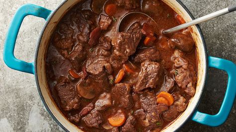 This classic beef dish is the quintessential comfort food, and all you have to do is combine an inexpensive cut of beef with carrots, onions and mushrooms, then simmer everything in wine and broth until they are delicious. Bon appétit! Guinness Beef Stew, Cozy Dinners, Food Beef, Beef Dinners, Dutch Oven Recipes, Ras El Hanout, Pizza Delivery, Beef Cuts, Oven Recipes