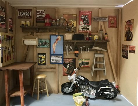 Miniature Garage Diy, Motorcycle Diorama, Dollhouse Garage, Miniature Garage, Diy Sharpie Crafts, Mini Garage, Diecast Diorama, Miniature Buildings, Modern Dollhouse Furniture