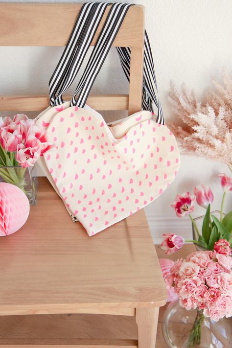 how to make heart-shaped totes (for Valentine’s stockings!) Valentines Day Bags, Valentines Accessories, Heart Shaped Bag, Galentines Gifts, Heart Quilt Pattern, Diy Sewing Gifts, Diy Heart, Gift Bags Diy, Valentine Projects