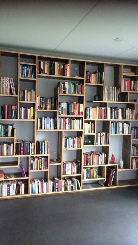 Entry Bookshelf, Library Shelves Design, Wall Library Design, Bookshelf Wall Living Room, Modern Bookshelf Wall, Wall Of Shelving, Bookcase In Bedroom, Wall Of Bookshelves, Bookshelves Display