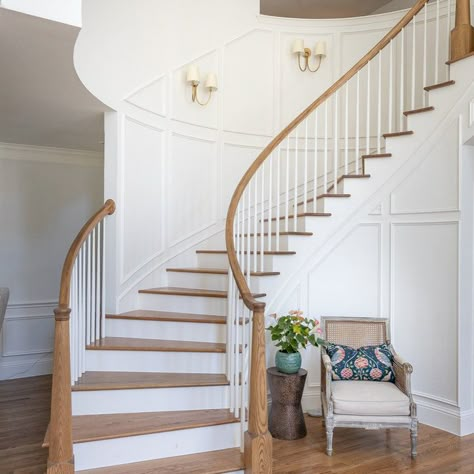 75 Transitional Staircase Ideas You'll Love - July, 2023 | Houzz Transitional Staircase Ideas, Transitional Style Staircase, Transitional Stair Railing Ideas, 2023 Staircase Trends, Curved Staircase Entryway, Transitional Staircase Railing, Curved Staircase Foyer Entryway, Foyer Staircase Entryway, Curved Staircase Ideas