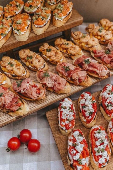 Graduation Party Appetizers, Canapes Recipes, Graduation Party Foods, Pub Interior, Party Food Buffet, Catering Ideas Food, Party Food Platters, Easy Summer Desserts, Buffet Tables