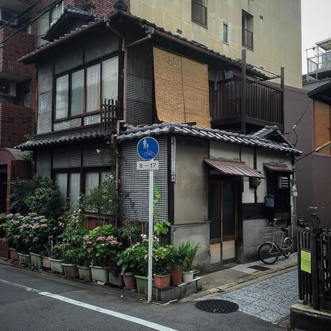 House With Hydrangeas Japanese Buildings, Perjalanan Kota, Japan Street, Japan Aesthetic, Small Buildings, Aesthetic Japan, Japanese Architecture, Japan Design, Japanese Aesthetic