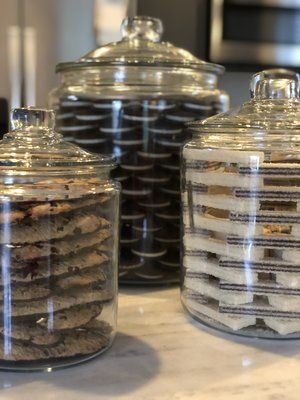 How to Stack All Types of Cookies in a Jar Like Khloe Kardashian - Cookie Jar Biscuit Jars Display, Oreo Cookie Jar Display, Snack Jar Ideas, Apartment Pantry Organization, Cookie Jars Display, Cookie Jar Ideas, Cookie Jar Display, Kitchen Jars Decor, Apartment Pantry