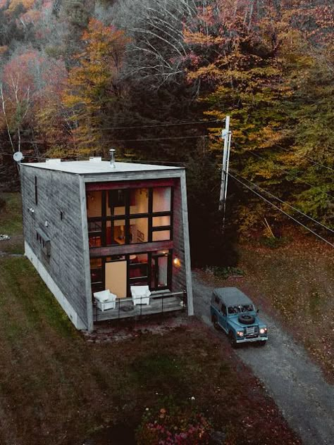 ... Rustic Tiny House, Tiny House Inspiration, Mountain Modern, Cabin In The Woods, Cabin Life, Green Mountain, Futurism, Tiny Home, Tiny House Design