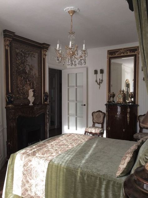 1960s Mansion Interior, Victorian Aesthetic Bedroom, Green Bed Sheets, Green Bed, Vintage Fireplace, Furniture Vintage, Candle Chandelier, Dream House Interior, House Room