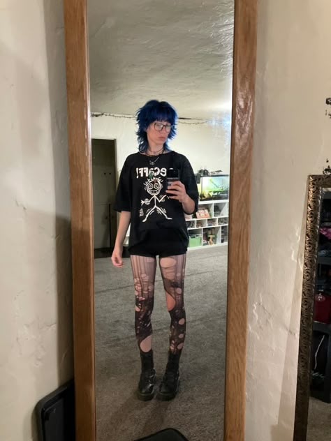 #goth #emo #grunge #y2k #scene #punk #concertoutfit #outfitinspo Grunge Ripped Tights, Riovaz Concert, Grunge Outfits For Concerts, Bludfest Outfits, Outfits With Ripped Tights, Midwest Emo Concert Outfit, Cute Alt Summer Outfits, Punk Shorts Outfit, Emo Concert Outfit Ideas