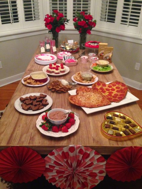 Bachelor Watch Party, Bachelor Viewing Party, Bachelor Party Food, Bachelorette Party Snacks, Batchlorette Party, Bachelor Party Themes, Bachelor Night, Rose Valentine, Easy Valentines