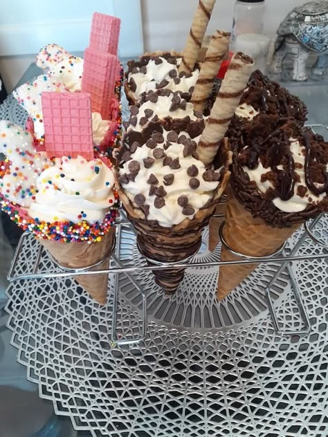 Cheesecake Cones Flavors, Stuffed Cones, Cone Desserts, Stuffed Waffle, Waffle Cone Recipe, Cone Dessert, Ice Cream Waffle Cone, Cake In A Cone, Dessert Cups Recipes