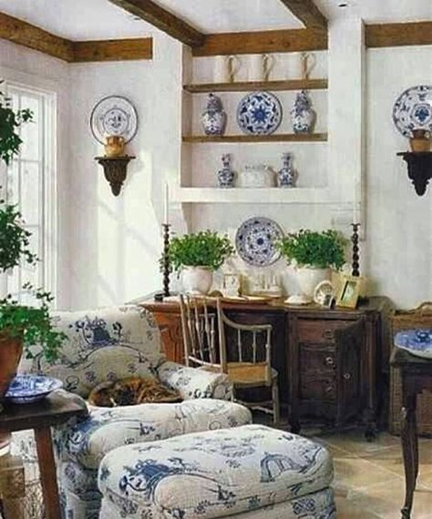 Gorgeous! via Instagram French Provence Interior, French Living Room Decor, Plates On The Wall, Provence Interior, Muebles Shabby Chic, Elizabeth Bradley, French Country Living, French Country Living Room, Blue White Decor