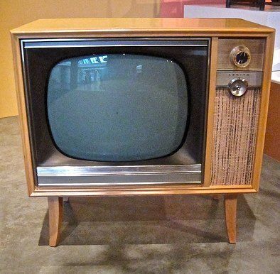 Old black and white TV sets of the 50's/60's.. 2 dials, 3 channels, and outdoor antenna or rabbit ears wrapped with aluminum foil. 1960s Tv Shows, Mid Century Tv, Tv Vintage, Radio Vintage, White Tv, Vintage Television, Television Set, Tv Sets, Box Tv