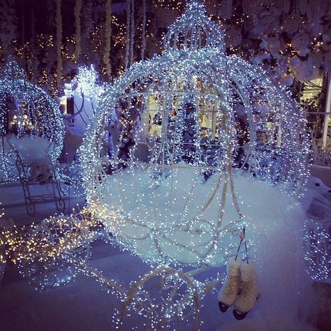 Wonderland Wedding Decorations, Winter Reception, Cinderella Quinceanera Themes, Winter Wonderland Wedding Theme, Cinderella Quinceanera, Lila Party, Wonderland Wedding Theme, Cinderella Theme, Quince Decorations