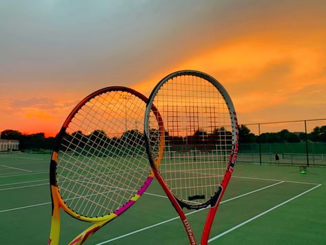 Sunset pretty sky tennis aesthetic friends calm memories ideas Tennis Wallpaper Laptop, Tennis With Friends, Tennis Wallpaper, Wallpaper Horizontal, Tennis Aesthetic, Watching The Sunset, Playing Tennis, Tennis Courts, Cool Wallpapers For Phones