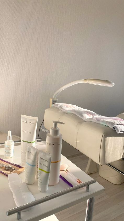 Derma Clinic Interior Design, Sking Care, Facial Esthetics, Clean Skin Face, Esthetician Inspiration, Medical Esthetician, Esthetician School, Medical Aesthetician, Esthetics Room