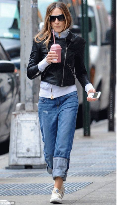 YOU WILL WEAR PANTS AGAIN, SOMEDAY. 2023 Jean Fashion Trends, Sarah Jessica Parker Street Style, Sjp Style, Sarah Jessica Parker Style, Jean Vintage, Outfit Jeans, Sarah Jessica, Sarah Jessica Parker, Jeans Outfit