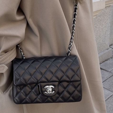 Chanel Black Classic Flap Outfit, Chanel Black Bag Outfit, Classic Bags Woman, Chanel Mini Classic Flap, Chanel Aesthetic Bag, Chanel Bag Classic Flap, Chanel Classic Flap Bag Outfit, Black Chanel Bag Outfit, Chanel Bags Aesthetic