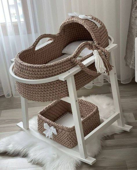 Baby Sleeping Basket, Baby Carrying, Baby Moses Basket, Baby Zimmer, Baby Room Inspiration, Baby Necessities, Baby Room Design, Crochet Bebe, Baby Bassinet