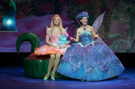 Stage Production, Barbie Fairytopia, Hot Halloween Outfits, Barbie Cartoon, 2000s Clothes, Peacock Dress, Barbie Movie, Barbie Princess, Barbie Dream