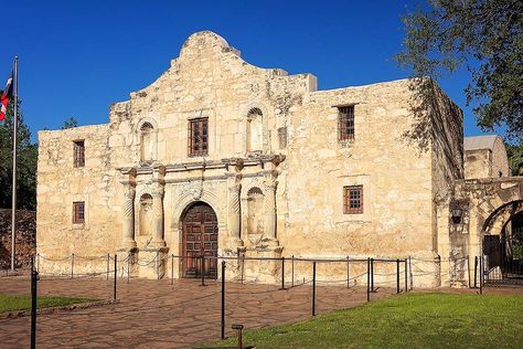 Explore the history and significance of the Alamo with our comprehensive guide for history buffs and travelers alike. Alamo San Antonio, San Antonio Missions, Mexican Army, The Alamo, Mosaic Murals, Texas History, Living History, Historical Events, Tourist Destinations